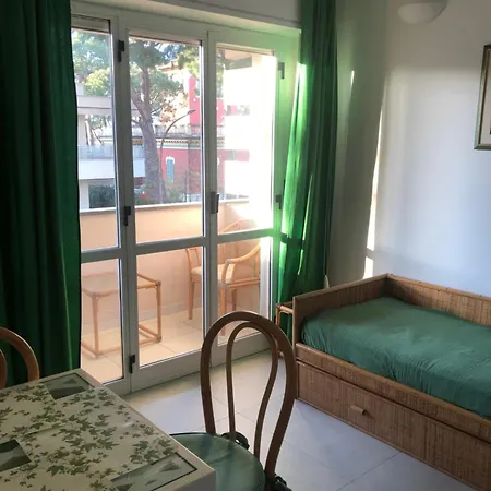 Recently Renovated Beachfront Retreat In Vakantiehuis *