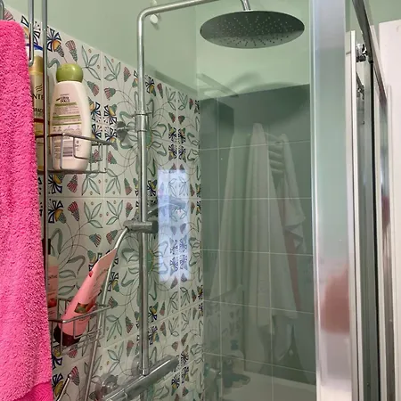 Recently Renovated Beachfront Retreat In Vakantiehuis