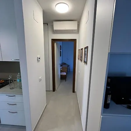 Recently Renovated Beachfront Retreat In Vakantiehuis