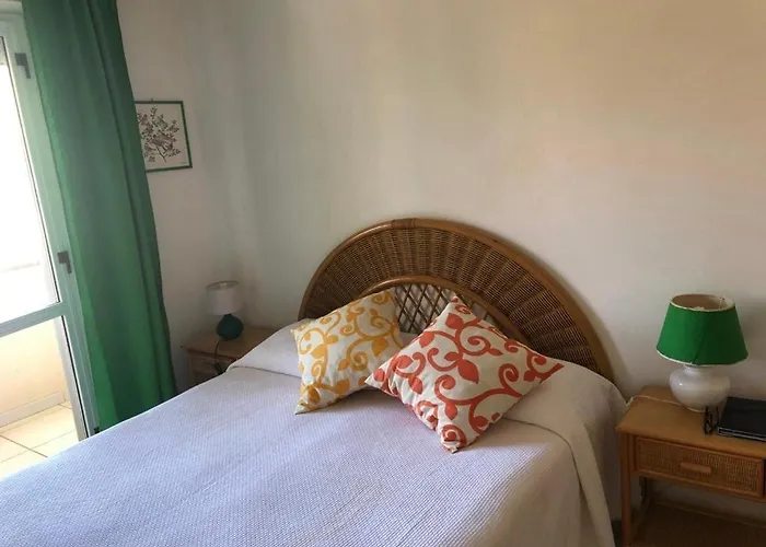 Recently Renovated Beachfront Retreat In * ジュリアノーヴァ